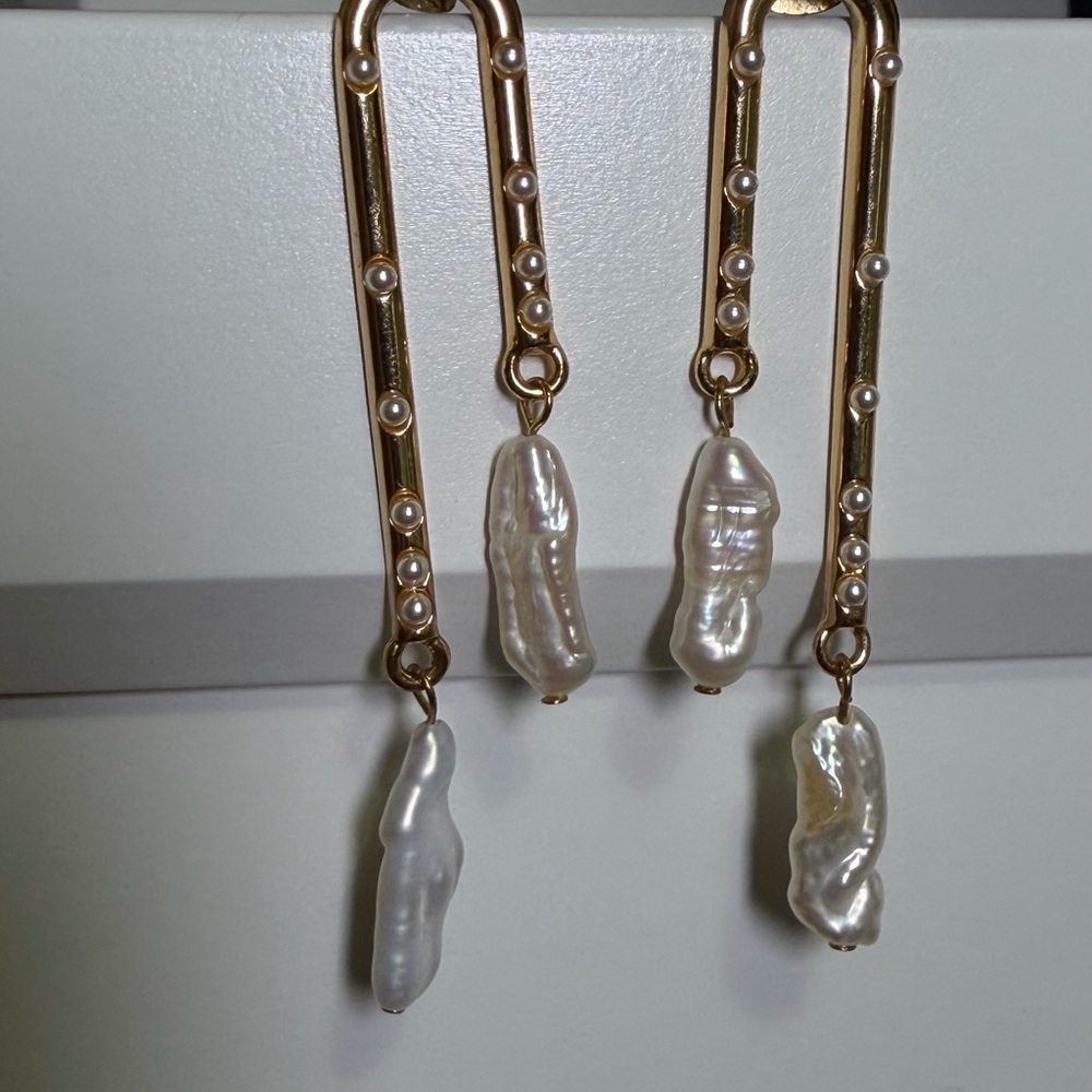 Chic Gold and Pearl Dangle Earrings - Picture 4 of 5